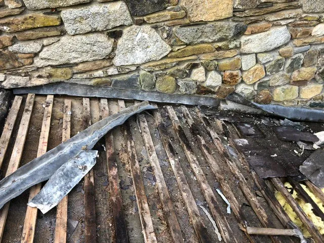 Badly leaking roof being replaced — photo 1