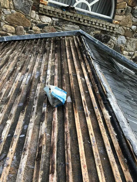 Badly leaking roof being replaced — photo 3
